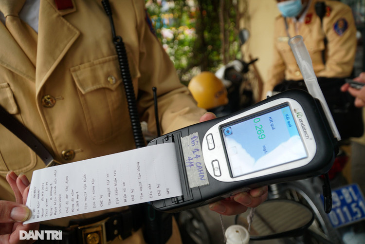 Theo chân CSGT bắt hàng loạt ma men chạy xe gắn máy trên đường phố Hà Nội - 4