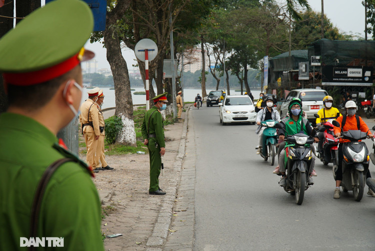 Theo chân CSGT bắt hàng loạt ma men chạy xe gắn máy trên đường phố Hà Nội - 1