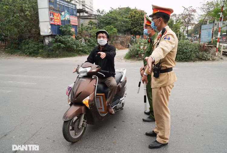Theo chân CSGT bắt hàng loạt ma men chạy xe gắn máy trên đường phố Hà Nội - 8