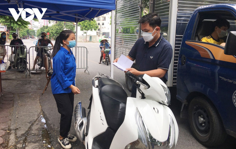 Lực lượng làm việc tại nhiều chốt kiểm soát Covid-19 "ngó lơ" quy định phòng chống dịch ảnh 14