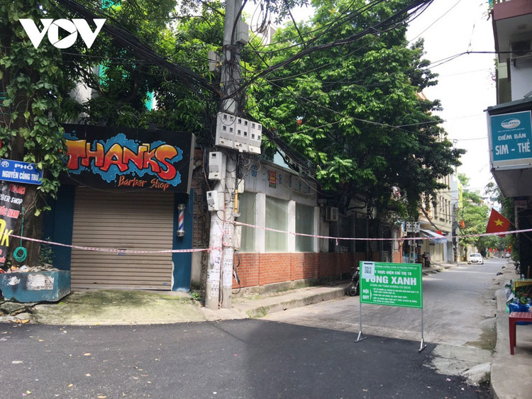 Lực lượng làm việc tại nhiều chốt kiểm soát Covid-19 "ngó lơ" quy định phòng chống dịch ảnh 12