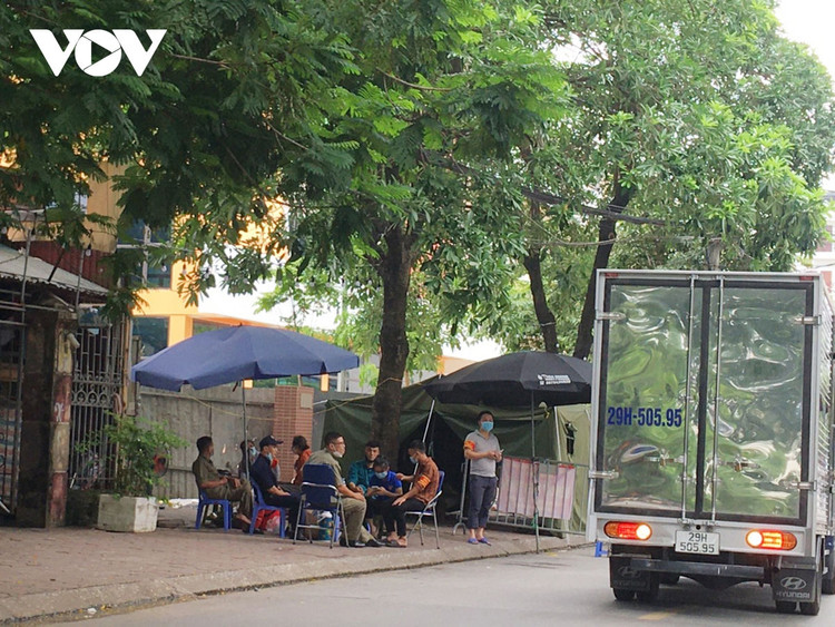 Lực lượng làm việc tại nhiều chốt kiểm soát Covid-19 "ngó lơ" quy định phòng chống dịch ảnh 3