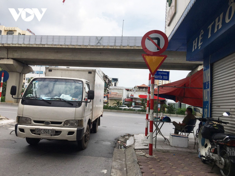 Lực lượng làm việc tại nhiều chốt kiểm soát Covid-19 "ngó lơ" quy định phòng chống dịch ảnh 1