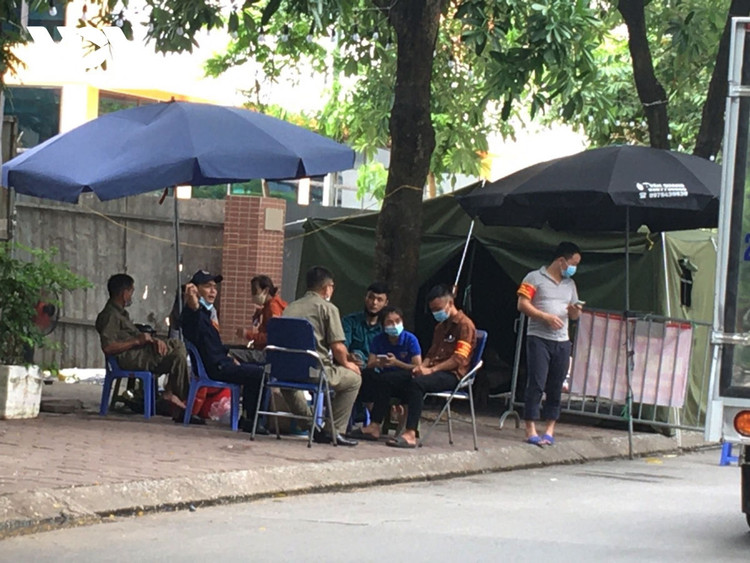 Lực lượng làm việc tại nhiều chốt kiểm soát Covid-19 "ngó lơ" quy định phòng chống dịch ảnh 4