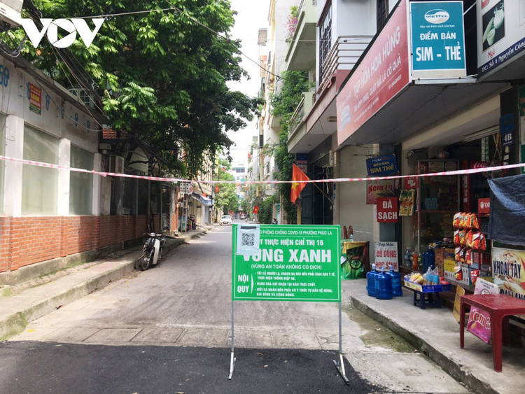 Lực lượng làm việc tại nhiều chốt kiểm soát Covid-19 "ngó lơ" quy định phòng chống dịch ảnh 11