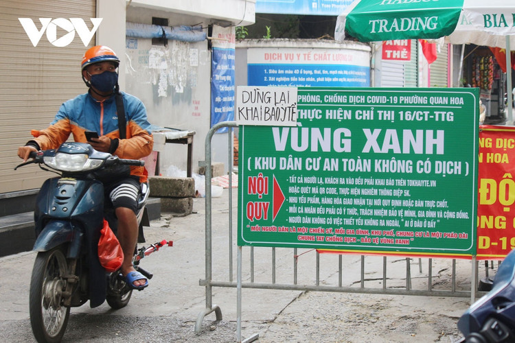 Lực lượng làm việc tại nhiều chốt kiểm soát Covid-19 "ngó lơ" quy định phòng chống dịch ảnh 10