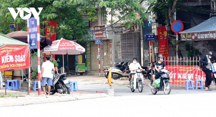 Lực lượng làm việc tại nhiều chốt kiểm soát Covid-19 "ngó lơ" quy định phòng chống dịch ảnh 7