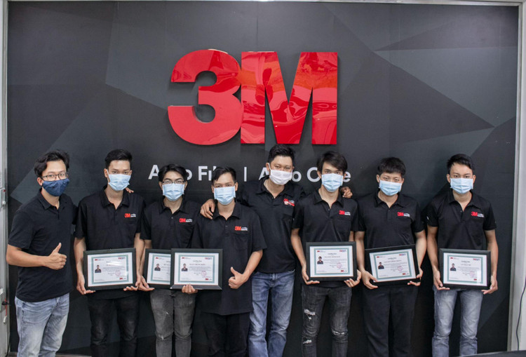 Các kỹ thuật viên được 3M đào tạo bài bản, đảm bảo quy trình dán phim chuẩn cho khách hàng.