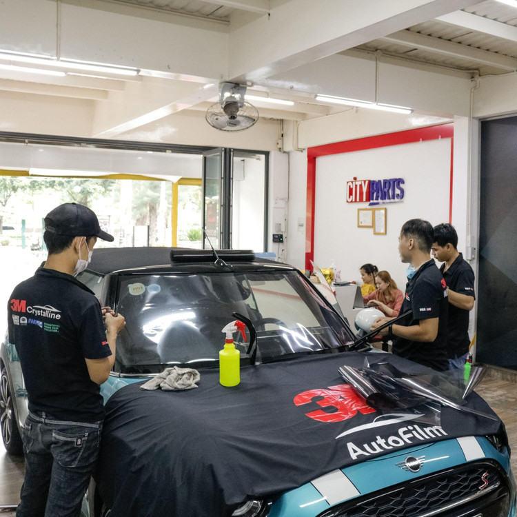 ‏Với công nghệ quang học đa lớp độc quyền, phim cách nhiệt 3M Crystalline bảo vệ sức khỏe người sử dụng, nội thất xe và giúp tiết kiệm nhiên liệu.