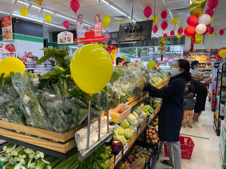 Khu vực VinMart+ bày bán đầy đủ nhu yếu phẩm, sản phẩm chăm sóc cá nhân và gia đình cùng nhiều hàng hóa khác. Nhân dịp khai trương, VinMart+ khuyến mại lớn lên đến 50% cho các loại thực phẩm tươi sống… Hàng trăm mặt hàng cũng được áp dụng mức giá ưu đãi hấp dẫn.