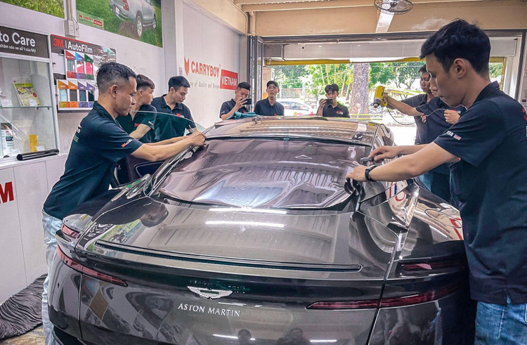 ‏Các học viên tham gia khóa học dán phim cách nhiệt được thực hành liên tục và trực tiếp trên ô tô dưới sự chỉ dẫn tận tình và đầy trách nhiệm của Bộ phận đào tạo 3M.