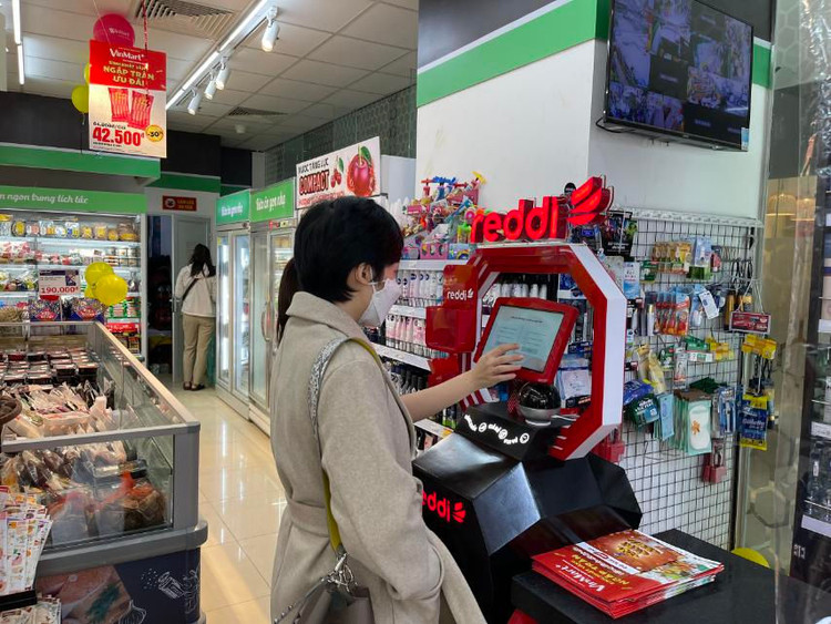 Booth giới thiệu mạng viễn thông Reddi được đặt cạnh quầy thu ngân, việc tư vấn cho khách hàng do các nhân viên VinMart+ phụ trách. Khu vực này thu hút rất đông các khách hàng trẻ, yêu thích công nghệ.