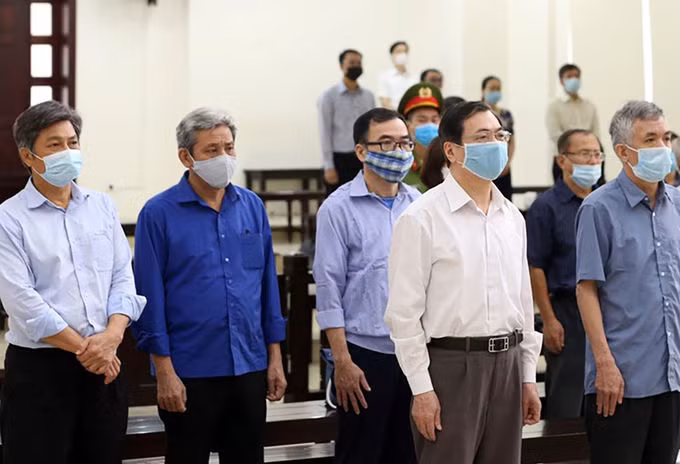 Các bị cáo tại toà. Ảnh: TTXVN.