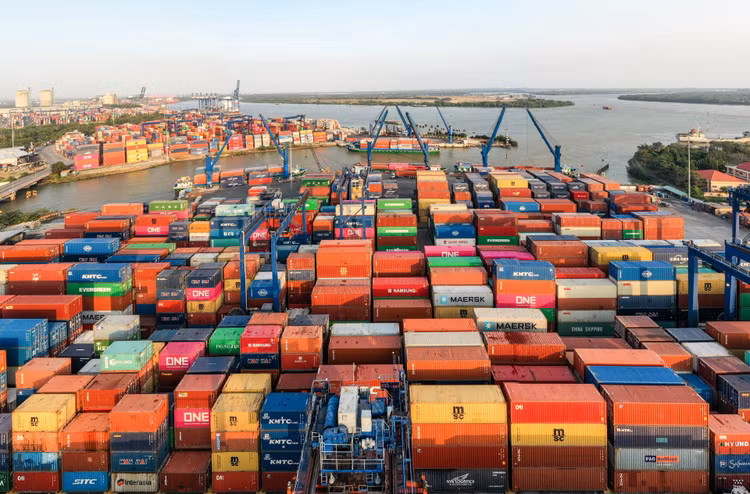 hang ton bai tai cang Cat Lai anh 1