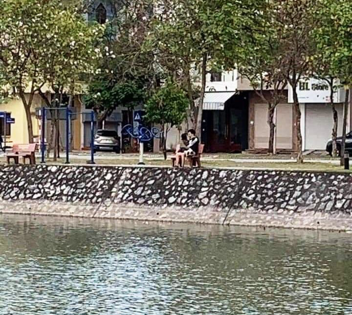 Hôn nhau ở công viên giữa đại dịch, đôi trẻ Hải Dương bị phạt 4 triệu đồng
