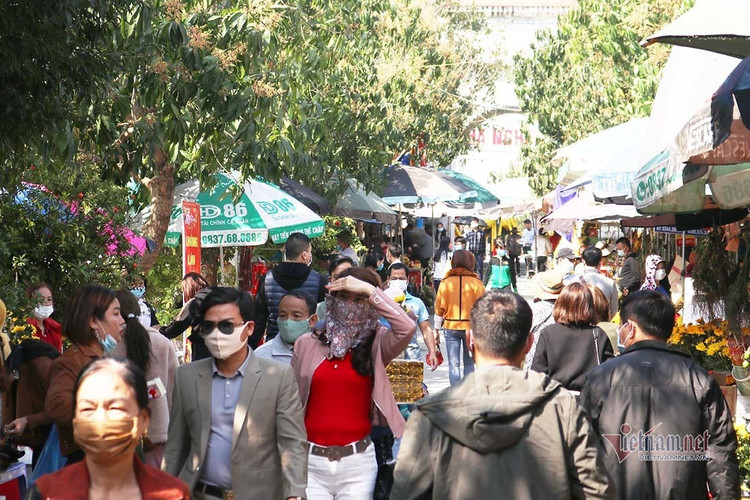 Đo thân nhiệt cho hàng vạn người đến lễ đền ông Hoàng Mười