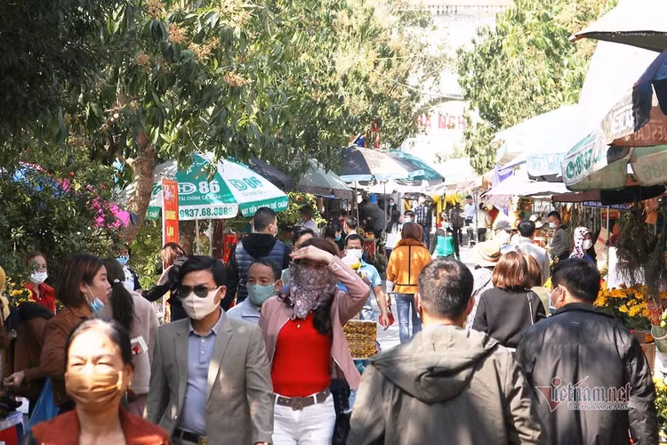 Đo thân nhiệt cho hàng vạn người đến lễ đền ông Hoàng Mười