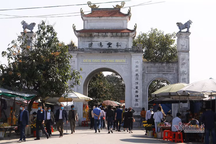 Đo thân nhiệt cho hàng vạn người đến lễ đền ông Hoàng Mười