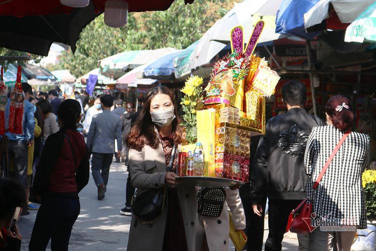 Đo thân nhiệt cho hàng vạn người đến lễ đền ông Hoàng Mười