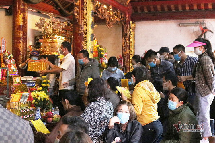 Đo thân nhiệt cho hàng vạn người đến lễ đền ông Hoàng Mười