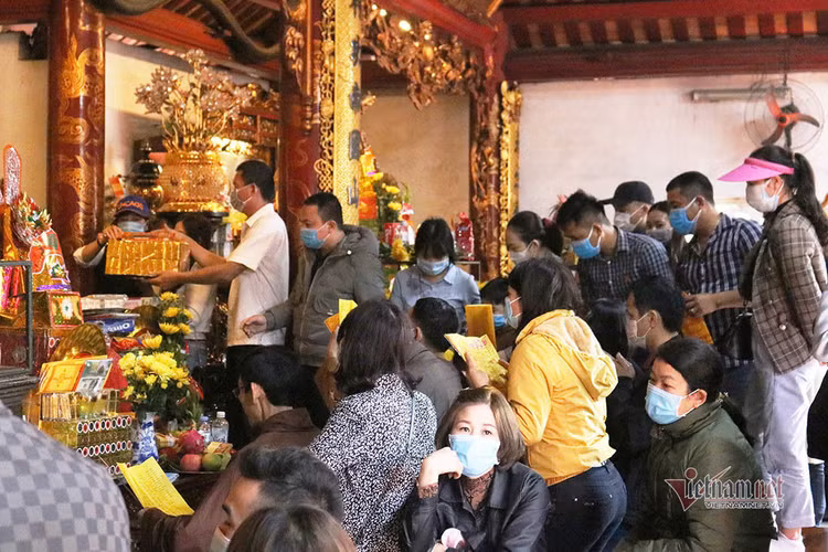 Đo thân nhiệt cho hàng vạn người đến lễ đền ông Hoàng Mười