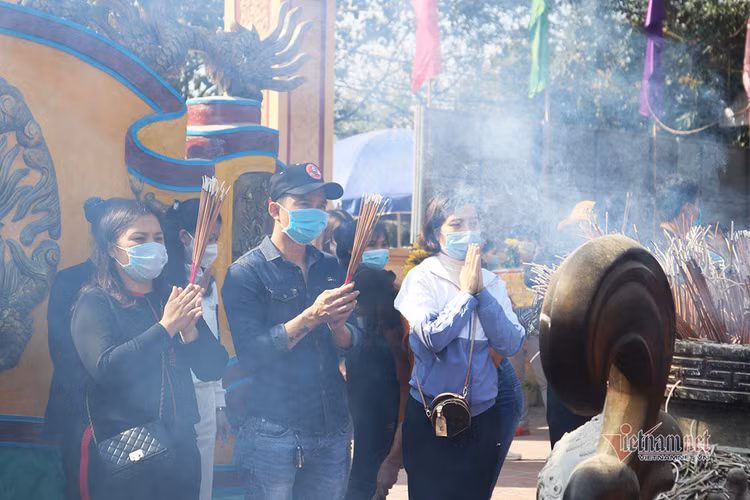 Đo thân nhiệt cho hàng vạn người đến lễ đền ông Hoàng Mười