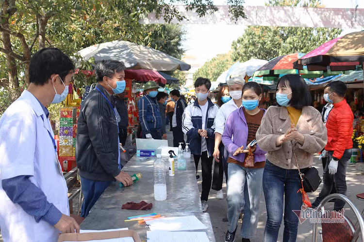 Đo thân nhiệt cho hàng vạn người đến lễ đền ông Hoàng Mười