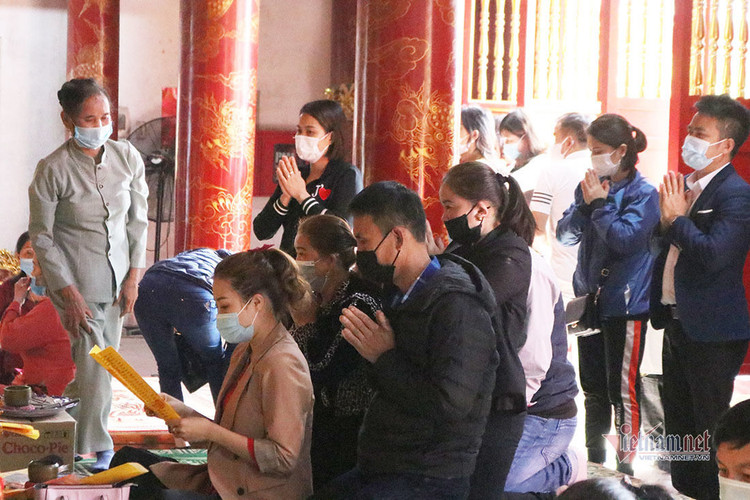 Đo thân nhiệt cho hàng vạn người đến lễ đền ông Hoàng Mười