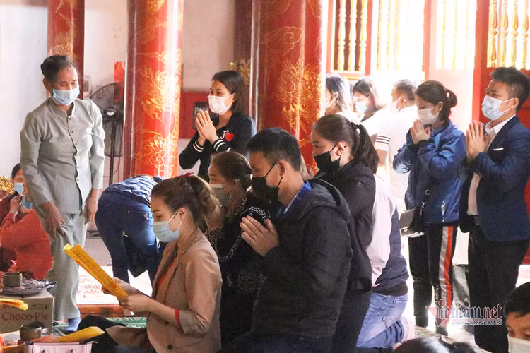 Đo thân nhiệt cho hàng vạn người đến lễ đền ông Hoàng Mười