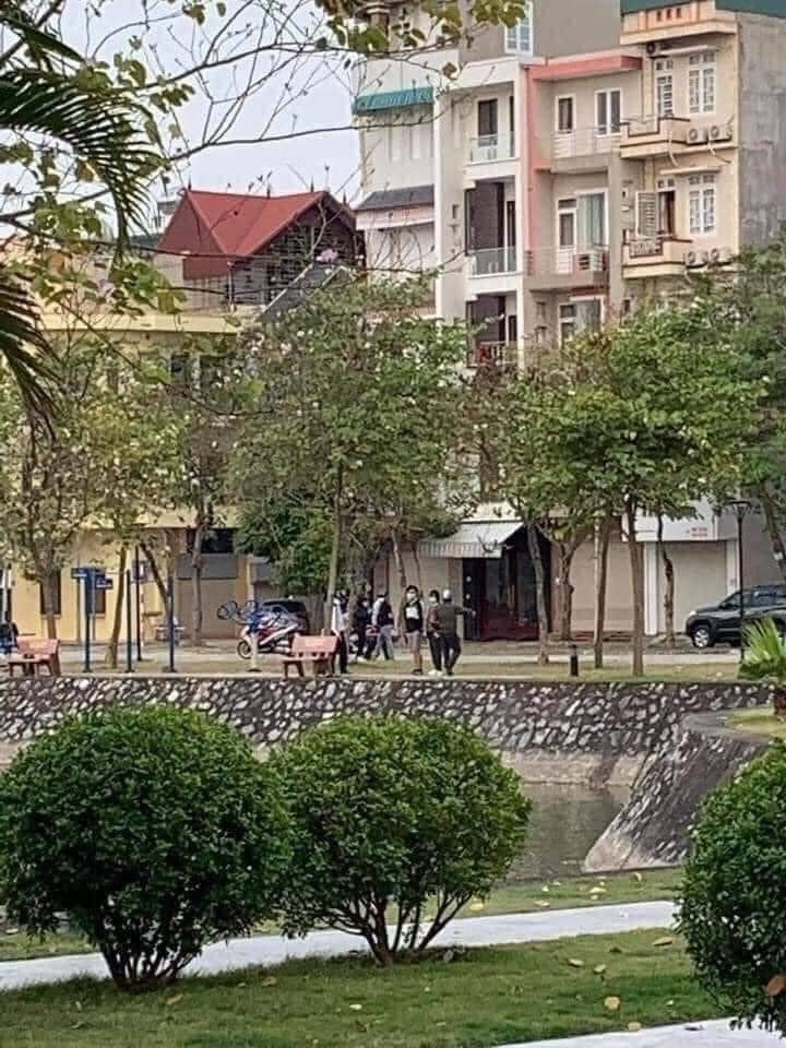 Hôn nhau ở công viên giữa đại dịch, đôi trẻ Hải Dương bị phạt 4 triệu đồng