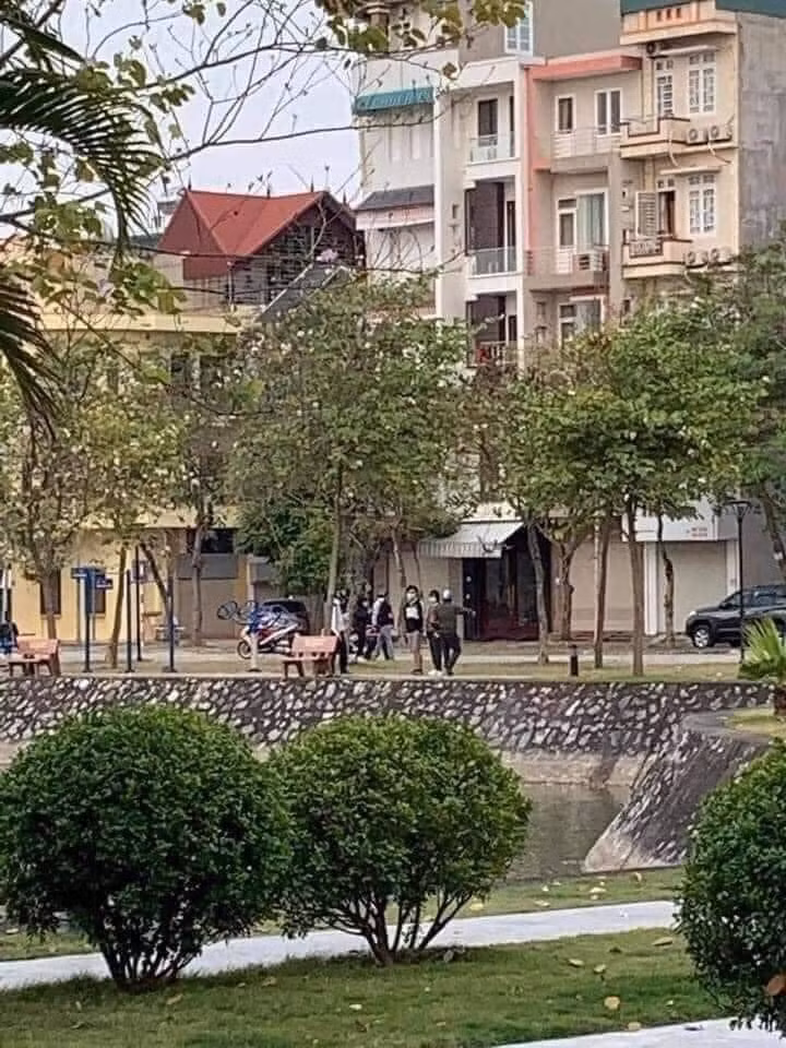 Hôn nhau ở công viên giữa đại dịch, đôi trẻ Hải Dương bị phạt 4 triệu đồng