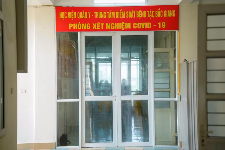 Trung tam xet nghiem Covid-19 anh 1