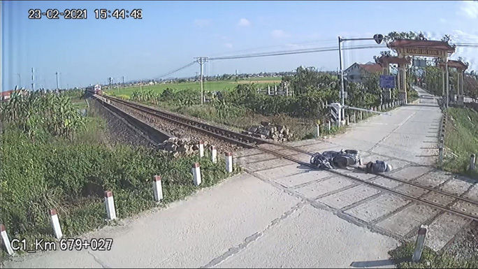 CLIP: Thót tim với 13 giây sinh tử của người đàn ông trước mũi tàu SE4 - Ảnh 1.