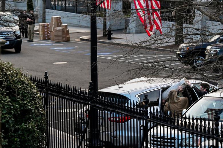 Nhân viên Nhà Trắng gói ghém đồ đạc, chuẩn bị rời đi - 3