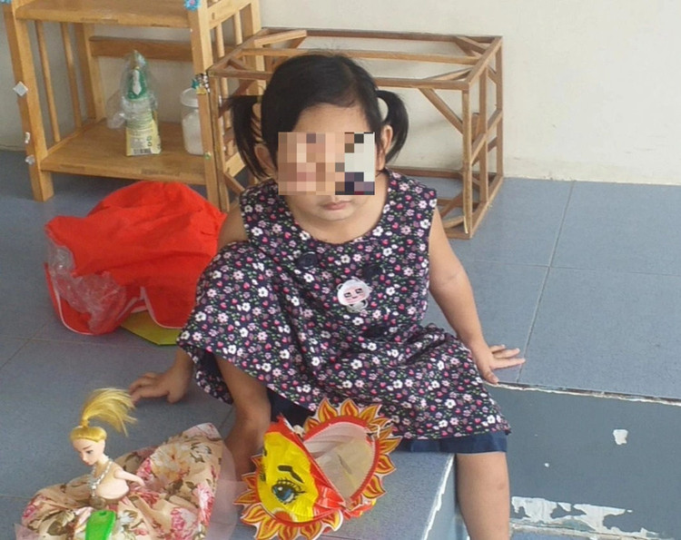 Bé gái 4 tuổi một mình nhận tro cốt mẹ: Con thương ba, con để trên trán! - 3