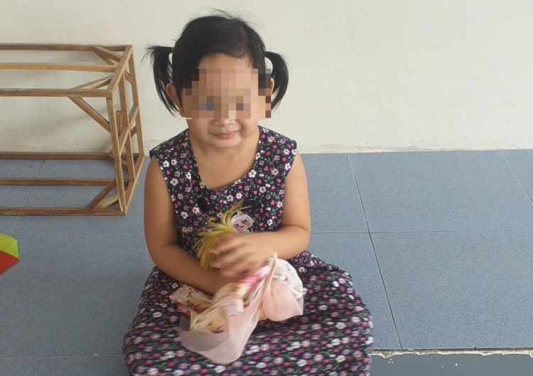 Bé gái 4 tuổi một mình nhận tro cốt mẹ: Con thương ba, con để trên trán! - 1