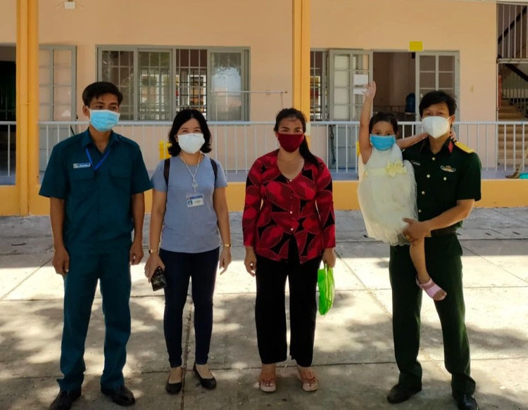 Bé gái 4 tuổi một mình nhận tro cốt mẹ: Con thương ba, con để trên trán! - 2