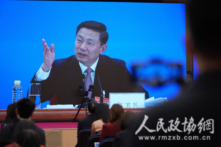 Ông Quách Vệ Dân, người phát ngôn Hội nghị Chính hiệp trả lời tại cuộc họp báo. Ảnh: Mạng Chính hiệp nhân dân.