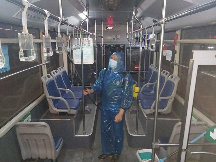 Xe buýt Hà Nội phun khử khuẩn để phòng chống dịch Covid-19 ảnh 5