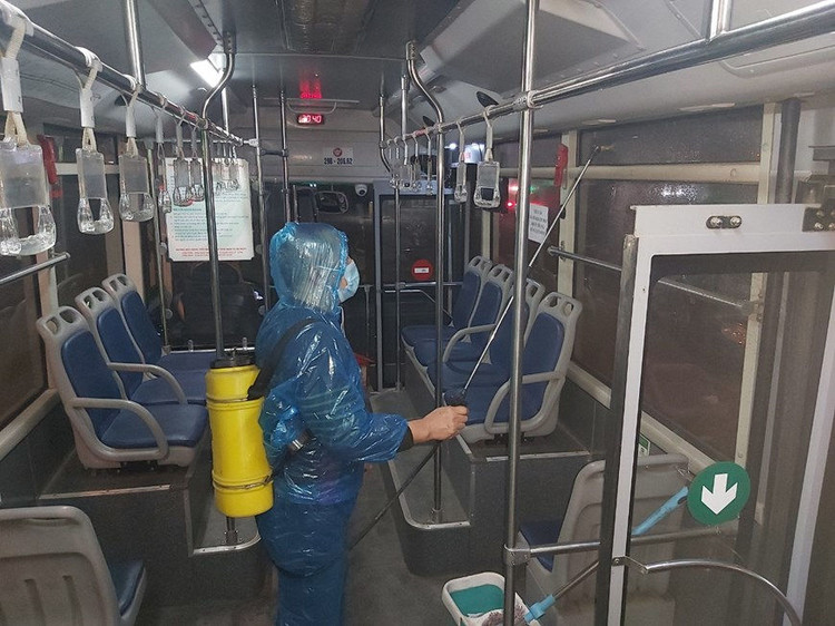Xe buýt Hà Nội phun khử khuẩn để phòng chống dịch Covid-19 ảnh 7