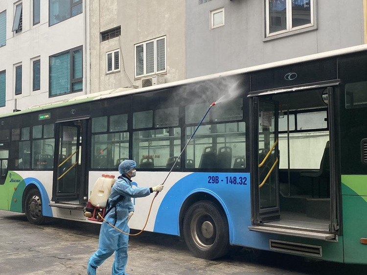Xe buýt Hà Nội phun khử khuẩn để phòng chống dịch Covid-19 ảnh 2