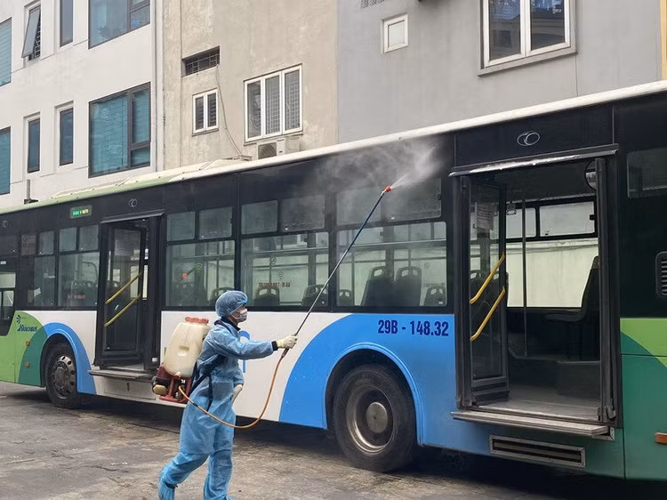 Xe buýt Hà Nội phun khử khuẩn để phòng chống dịch Covid-19 ảnh 2