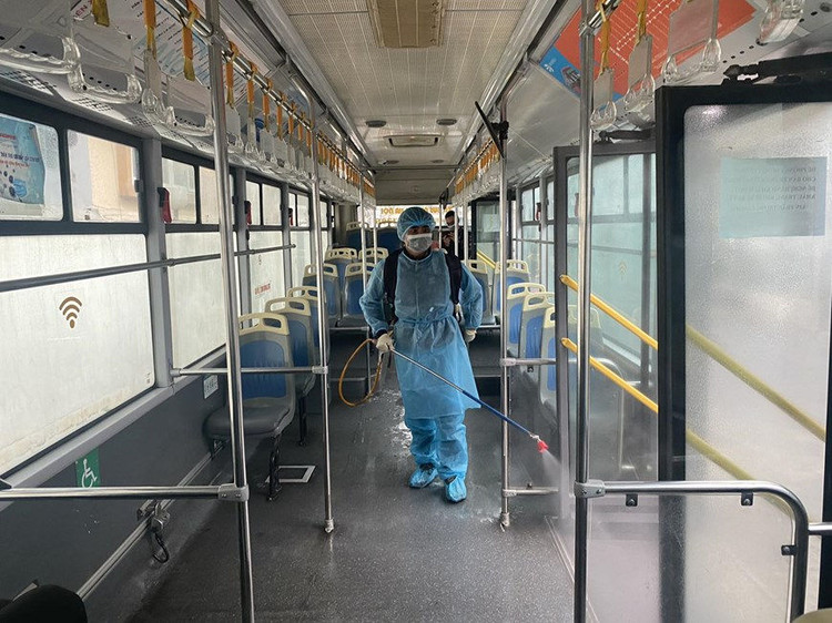 Xe buýt Hà Nội phun khử khuẩn để phòng chống dịch Covid-19 ảnh 3