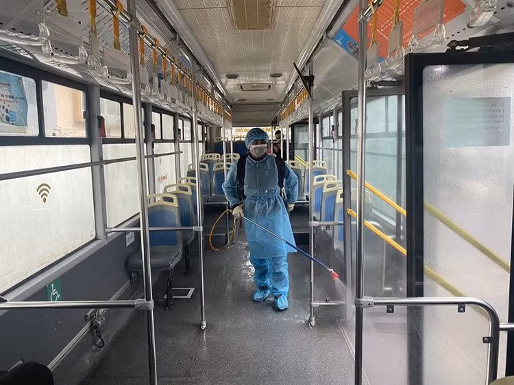 Xe buýt Hà Nội phun khử khuẩn để phòng chống dịch Covid-19 ảnh 3