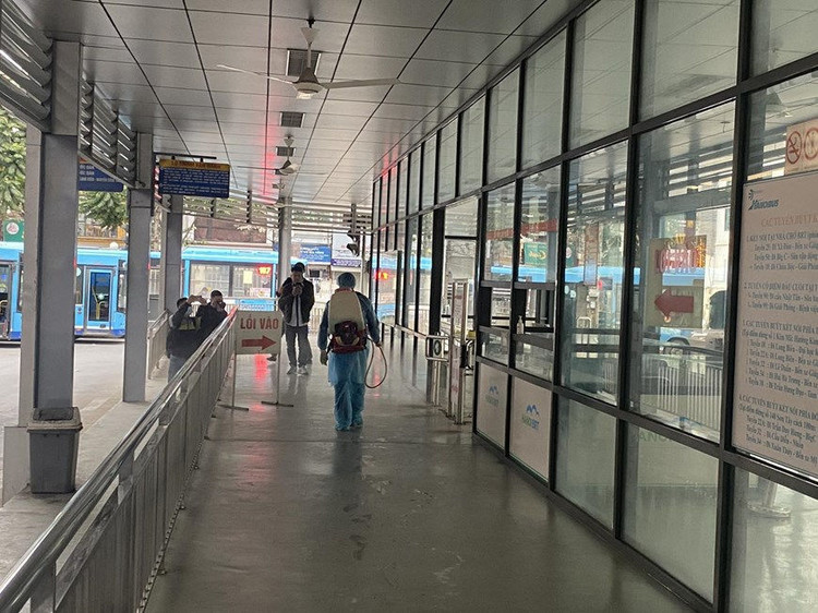 Xe buýt Hà Nội phun khử khuẩn để phòng chống dịch Covid-19 ảnh 1