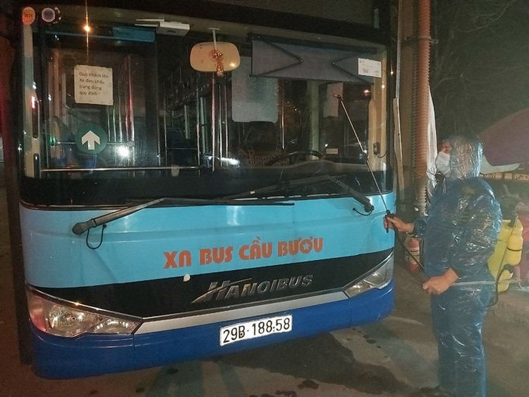 Xe buýt Hà Nội phun khử khuẩn để phòng chống dịch Covid-19 ảnh 8
