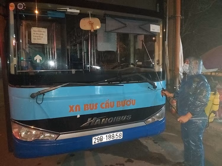 Xe buýt Hà Nội phun khử khuẩn để phòng chống dịch Covid-19 ảnh 8