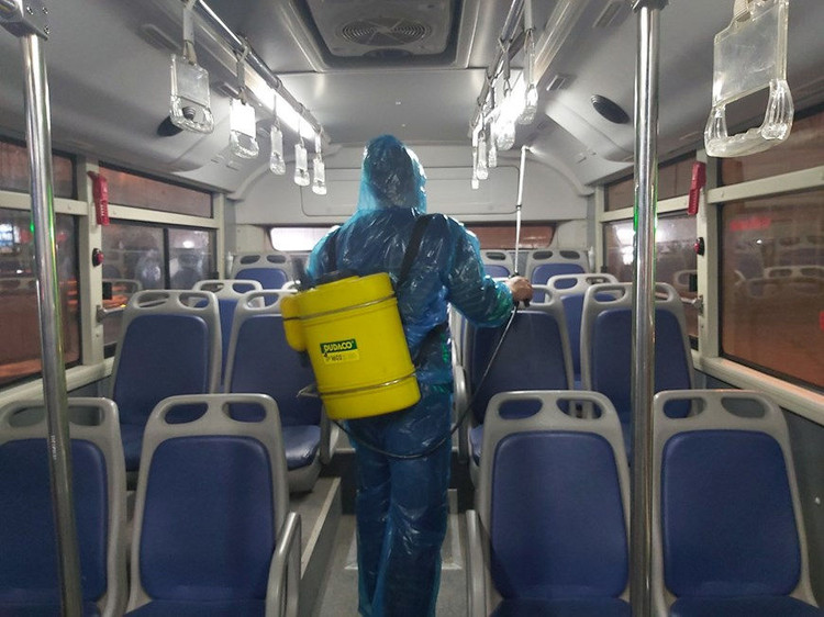 Xe buýt Hà Nội phun khử khuẩn để phòng chống dịch Covid-19 ảnh 6