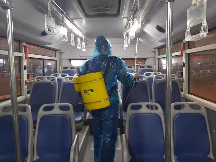 Xe buýt Hà Nội phun khử khuẩn để phòng chống dịch Covid-19 ảnh 6