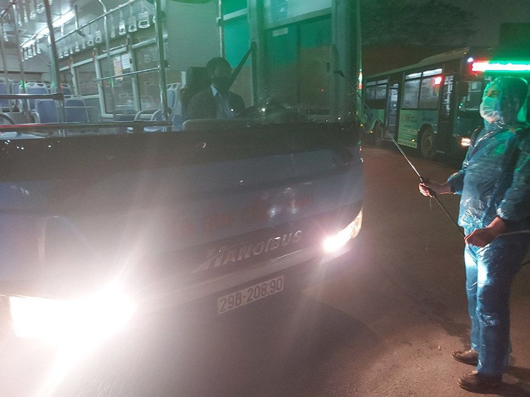 Xe buýt Hà Nội phun khử khuẩn để phòng chống dịch Covid-19 ảnh 4